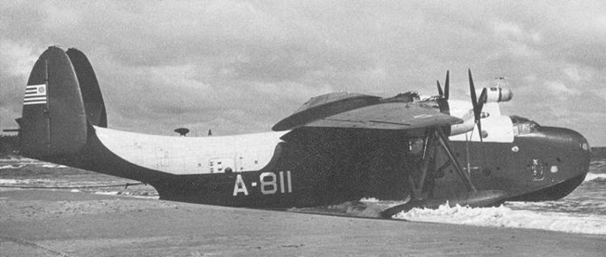 A-811 Martin PBM-5 Mariner embicado en la playa de Jaureguiberry - foto archivo Julio Salvo