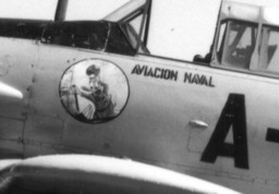 SNJ con emblema de la Escuela de Aviación Naval - foto archivo Eduardo Luzardo