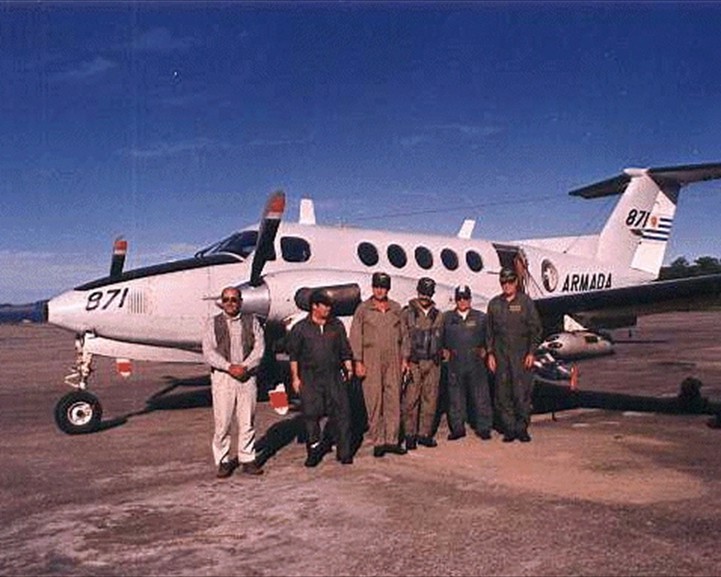 Los tripulantes del A-871: V/A James Coates, C/N Juli�n Valdez, C/F Gast�n Bianchi (piloto), T/N Daniel Casas (copiloto), S/O Guti�rrez, Sr. Ricardo �Chango� Figueredo (fot�grafo)